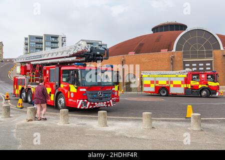 Dorset & Wiltshire Fire and Rescue Fire Engine parkte im September vor dem Bournemouth International Center, Bournemouth, Dorset, Großbritannien Stockfoto