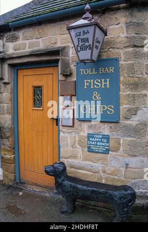 Die alte Mautstelle in Stoney Middleton, die jetzt die toll Bar Fish and Chip Shop (die einzige gelistete Fisch- und Chiphandlung in England), Derbyshire, ist Stockfoto