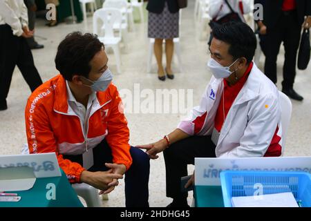 Bangkok, Bangkok, Thailand. 6th Januar 2022. Die repräsentative Kandidatur bei der Bezirksregierung Lak Si, um die Wahl zu beantragen und ihre Stimmzahlen zu erhalten. Dies ist eine Wiederwahl des Bezirks Lak Si, da seine ehemalige Vertreterin Sira Jenjaka seine Disqualifikation durch das Verfassungsgericht wegen seiner früheren Strafanzeige wegen Freiheitsstrafe bekannt gab. Unter Bezugnahme auf die thailändische Verfassung von 2017, in der die Qualifikation der repräsentativen Kandidaten erwähnt wird, kann eine zu Gefängnis verurteilte Person keine Vertreter beantragen. (Bild: © Kan Sangtong/Pacific Pres Stockfoto