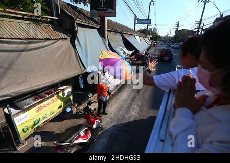 Bangkok, Bangkok, Thailand. 6th Januar 2022. Die repräsentative Kandidatur bei der Bezirksregierung Lak Si, um die Wahl zu beantragen und ihre Stimmzahlen zu erhalten. Dies ist eine Wiederwahl des Bezirks Lak Si, da seine ehemalige Vertreterin Sira Jenjaka seine Disqualifikation durch das Verfassungsgericht wegen seiner früheren Strafanzeige wegen Freiheitsstrafe bekannt gab. Unter Bezugnahme auf die thailändische Verfassung von 2017, in der die Qualifikation der repräsentativen Kandidaten erwähnt wird, kann eine zu Gefängnis verurteilte Person keine Vertreter beantragen. (Bild: © Kan Sangtong/Pacific Pres Stockfoto