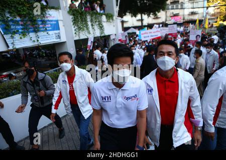 Bangkok, Bangkok, Thailand. 6th Januar 2022. Die repräsentative Kandidatur bei der Bezirksregierung Lak Si, um die Wahl zu beantragen und ihre Stimmzahlen zu erhalten. Dies ist eine Wiederwahl des Bezirks Lak Si, da seine ehemalige Vertreterin Sira Jenjaka seine Disqualifikation durch das Verfassungsgericht wegen seiner früheren Strafanzeige wegen Freiheitsstrafe bekannt gab. Unter Bezugnahme auf die thailändische Verfassung von 2017, in der die Qualifikation der repräsentativen Kandidaten erwähnt wird, kann eine zu Gefängnis verurteilte Person keine Vertreter beantragen. (Bild: © Kan Sangtong/Pacific Pres Stockfoto