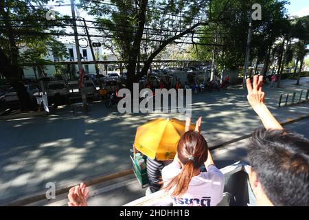 Bangkok, Bangkok, Thailand. 6th Januar 2022. Die repräsentative Kandidatur bei der Bezirksregierung Lak Si, um die Wahl zu beantragen und ihre Stimmzahlen zu erhalten. Dies ist eine Wiederwahl des Bezirks Lak Si, da seine ehemalige Vertreterin Sira Jenjaka seine Disqualifikation durch das Verfassungsgericht wegen seiner früheren Strafanzeige wegen Freiheitsstrafe bekannt gab. Unter Bezugnahme auf die thailändische Verfassung von 2017, in der die Qualifikation der repräsentativen Kandidaten erwähnt wird, kann eine zu Gefängnis verurteilte Person keine Vertreter beantragen. (Bild: © Kan Sangtong/Pacific Pres Stockfoto