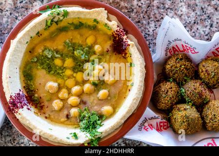 Traditionelle jordanische/arabische Gerichte, Falafel und Hummus, Aqaba, gouvernement Aqaba, Jordanien. Stockfoto