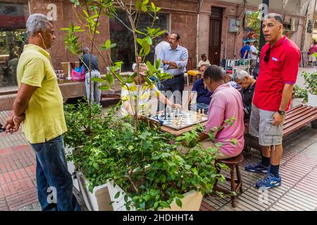 SANTO DOMINGO, DOMINIKANISCHE REPUBLIK - 21. NOVEMBER 2018: Schachspieler in der Fußgängerzone El Conde Straße in Santo Domingo, der Hauptstadt der Dominikanischen Republik. Stockfoto