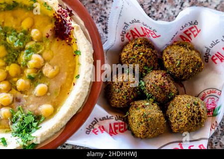 Traditionelle jordanische/arabische Gerichte, Falafel und Hummus, Aqaba, gouvernement Aqaba, Jordanien. Stockfoto