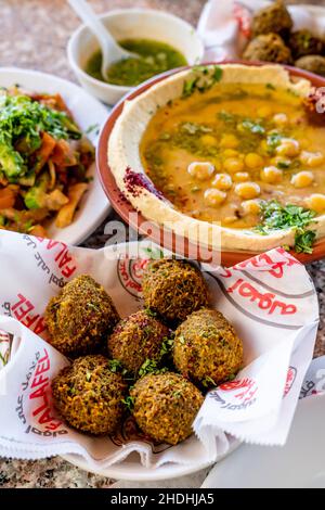 Traditionelle jordanische/arabische Gerichte, Falafel und Hummus, Aqaba, gouvernement Aqaba, Jordanien. Stockfoto