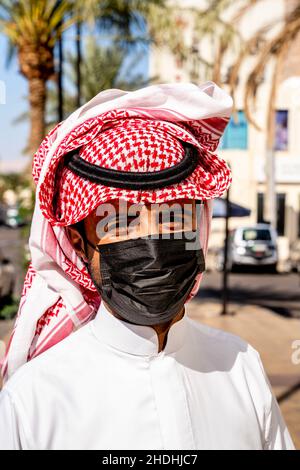 Ein jordanischer Mann in traditioneller Tracht, Aqaba, Governorat Aqaba, Jordanien. Stockfoto