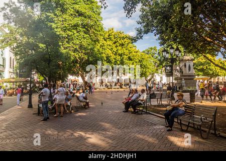 SANTO DOMINGO, DOMINIKANISCHE REPUBLIK - 18. NOVEMBER 2018: Blick auf den Parque Colon Park in Santo Domingo, der Hauptstadt der Dominikanischen Republik. Stockfoto