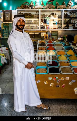 Ein Porträt eines jordanischen Ladenbesitzers in traditioneller Kleidung, Aqaba, Governorate Aqaba, Jordanien. Stockfoto