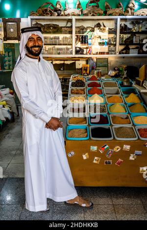 Ein Porträt eines jordanischen Ladenbesitzers in traditioneller Kleidung, Aqaba, Governorate Aqaba, Jordanien. Stockfoto