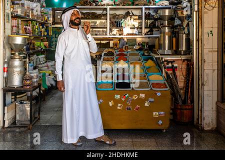 Ein Porträt eines jordanischen Ladenbesitzers in traditioneller Kleidung, Aqaba, Governorate Aqaba, Jordanien. Stockfoto