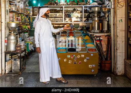 Ein Porträt eines jordanischen Ladenbesitzers in traditioneller Kleidung, Aqaba, Governorate Aqaba, Jordanien. Stockfoto