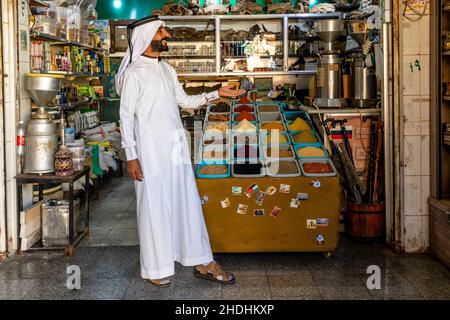 Ein Porträt eines jordanischen Ladenbesitzers in traditioneller Kleidung, Aqaba, Governorate Aqaba, Jordanien. Stockfoto