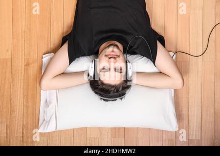 Liegen, entspannt, Kopfhörer, Musik hören, hinlegen, Entspannung, Entspannung, Kopfhörer, Kopfhörer, Musik hören Stockfoto