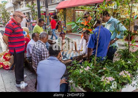 SANTO DOMINGO, DOMINIKANISCHE REPUBLIK - 24. NOVEMBER 2018: Schachspieler in der Fußgängerzone El Conde Straße in Santo Domingo, der Hauptstadt der Dominikanischen Republik. Stockfoto