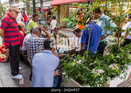 SANTO DOMINGO, DOMINIKANISCHE REPUBLIK - 24. NOVEMBER 2018: Schachspieler in der Fußgängerzone El Conde Straße in Santo Domingo, der Hauptstadt der Dominikanischen Republik. Stockfoto