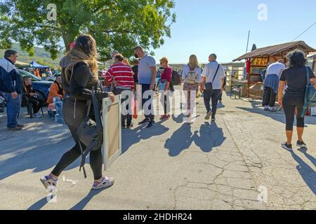 Belgrad, Serbien - 11. September 2021: Menschen gehen am Flohmarkt Bubanj Potok Samstagmorgen. Stockfoto