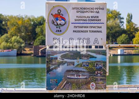 Belgrad, Serbien - 04. Oktober 2021: Passenger Terminal Yugoslav River Shipping Company Sign Board. Stockfoto