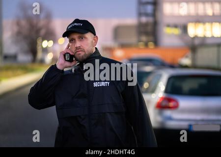 Wachbeamter Des Parkschutzes, Der In Uniform Steht Stockfoto