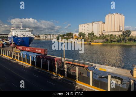 SANTO DOMINGO, DOMINIKANISCHE REPUBLIK - 2. DEZEMBER 2018: Fluss Ozama in Santo Domingo, Hauptstadt der Dominikanischen Republik. Stockfoto