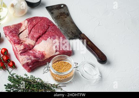 Packer-Bricket, rohes Rindfleisch-Bricket-Fleisch-Set, mit Zutaten für das Rauchen machen Grill, Pastrami, Kur, auf weißem Stein Hintergrund, mit Kopieplatz für Stockfoto