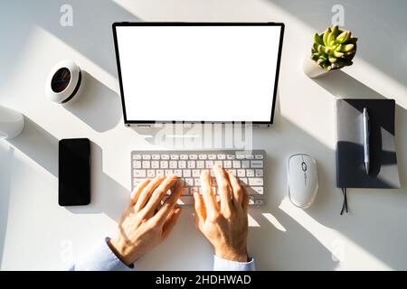 Geschäftsmann, Der Am Convertible Hybrid-Laptop-Computer Arbeitet Stockfoto