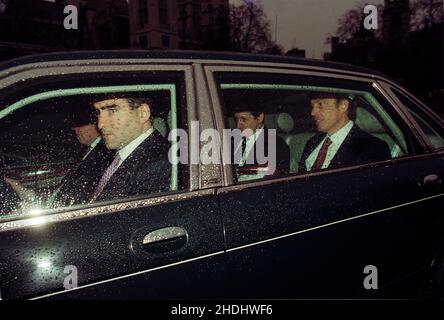 Tony Blair, Vorsitzender der britischen Labour-Partei, trifft mit dem britischen Premierminister Alistair Campbell in seinem Ministerwagen 1998 im Parlament ein Stockfoto