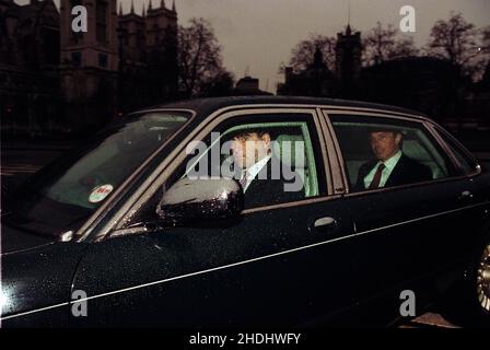 Tony Blair, der britische Premierminister und Labour-Parteivorsitzende, kommt 1998 in seinem Ministerwagen in das Parlamentsgebäude. Stockfoto