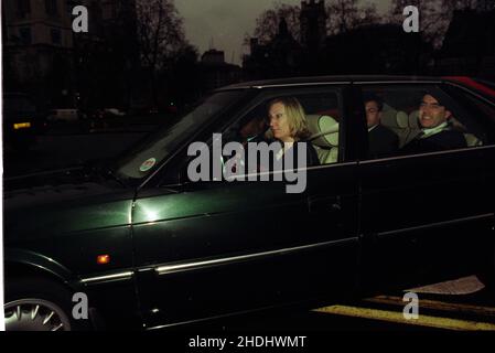 Gordon Brown, Labour-Abgeordneter und Schatzkanzler der Blair-Regierung, kommt 1998 in seinem Ministerwagen in das Parlamentsgebäude. Stockfoto