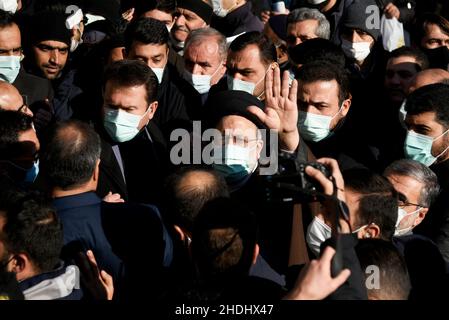 Teheran, Iran. 06th Januar 2022. Der Präsident des Iran, Ebrahim Raisi, spaziert während der Beerdigung am 6. Januar in Teheran, Iran, 2022 von 150 unbekannten iranischen Märtyrern, die während des Iran-Irak-Krieges 1980-88 getötet wurden und deren Überreste kürzlich auf den Schlachtfeldern geborgen wurden. (Foto: Sobhan Farajvan/Pacific Press/Sipa USA) Quelle: SIPA USA/Alamy Live News Stockfoto