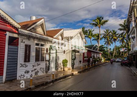 LAS TERRENAS, DOMINIKANISCHE REPUBLIK - 3. DEZEMBER 2018: Blick auf eine Straße in Las Terrenas, Dominikanische Republik Stockfoto