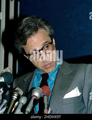 **DATEI FOTO** Peter Bogdanovich ist verstorben. Washington, DC., USA, 15. März 1988 Peter Bogdanovich bei der Pressekonferenz im National Press Club zur Kolorisierung von Filmen. Kredit: Mark Reinstein/MediaPunch Stockfoto