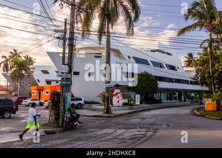 LAS TERRENAS, DOMINIKANISCHE REPUBLIK - 3. DEZEMBER 2018: Puerto plaza Gebäude in Las Terrenas, Dominikanische Republik Stockfoto