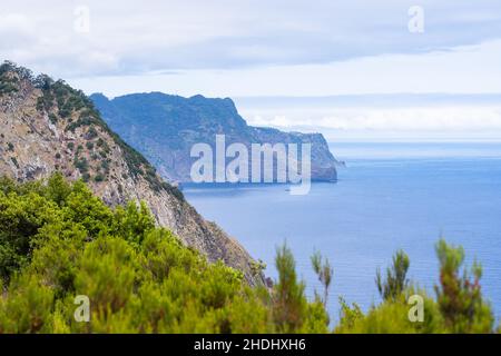 Die Vereda da Boca do Risco verbindet die Küstendörfer Porto da Cruz und Caniçal, an der östlichsten Spitze der Insel Madeira. Stockfoto