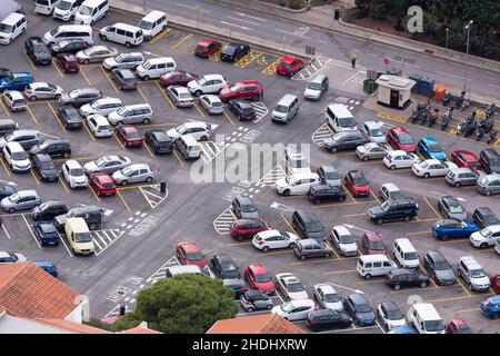 Gibraltar, Vereinigtes Königreich - 10. Dezember 2021: Gesamtansicht der Stadt Gibraltar. Parkzone Stockfoto