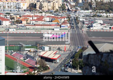 Gibraltar, Vereinigtes Königreich - 10. Dezember 2021: Ein Flugzeug, das vom Flughafen Gibraltar abfliegt, an der Grenze zwischen Gibraltar und La Linea de Stockfoto