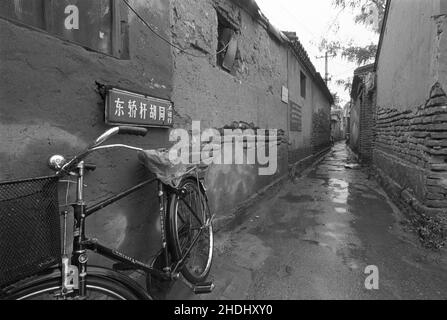 Fahrrad in einem alten engen Pekinger Hutong geparkt Stockfoto