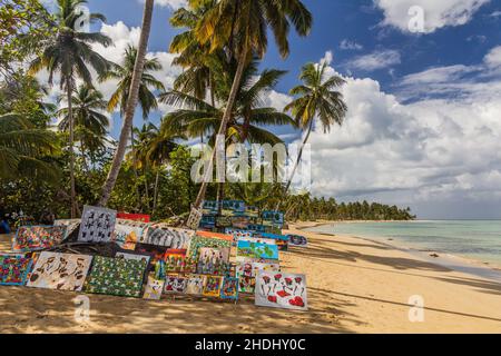LAS TERRENAS, DOMINIKANISCHE REPUBLIK - 4. DEZEMBER 2018: Gemälde zum Verkauf an einem Strand in Las Terrenas, Dominikanische Republik Stockfoto