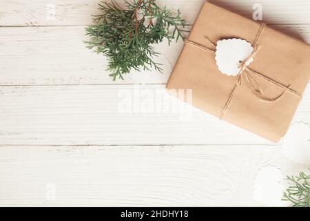 Weihnachts- und Neujahrsgeschenk auf weißem Holzhintergrund Stockfoto