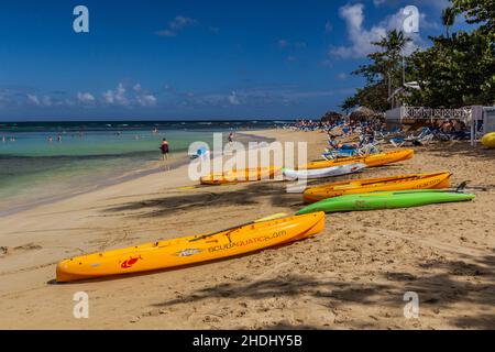 LAS TERRENAS, DOMINIKANISCHE REPUBLIK - 4. DEZEMBER 2018: Strand El Portillo in Las Terrenas, Dominikanische Republik Stockfoto