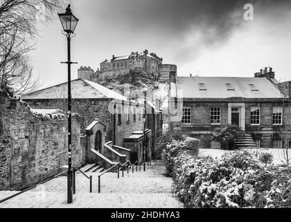 Blick auf die Burg von Edinburgh nach Schnee von der historischen Vennel Schritte am Grassmarket in der Altstadt von Edinburgh, Schottland, Vereinigtes Königreich Stockfoto