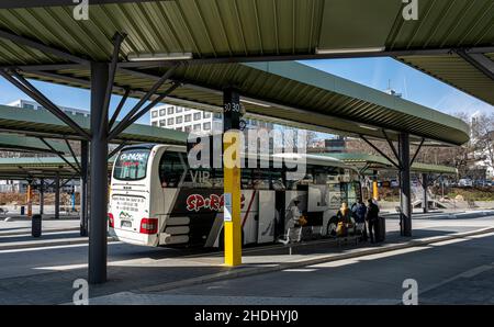 Busbahnhof, Bustour, zentraler Busbahnhof, Bushaltestellen, Bahnhof Stockfoto