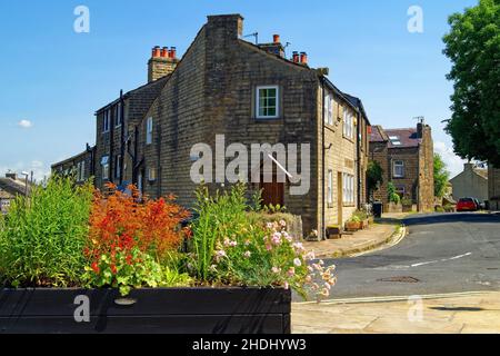 Großbritannien, West Yorkshire, Haworth, Blumentopf an der Kreuzung von West Lane und North Street Stockfoto