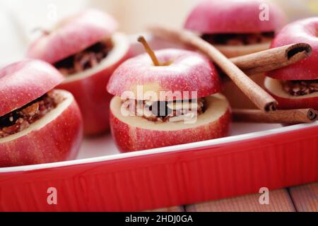 Zimtstange, Preiselbeere, gebackener Apfel, Zimtstangen, Preiselbeeren, Gebackene Äpfel Stockfoto