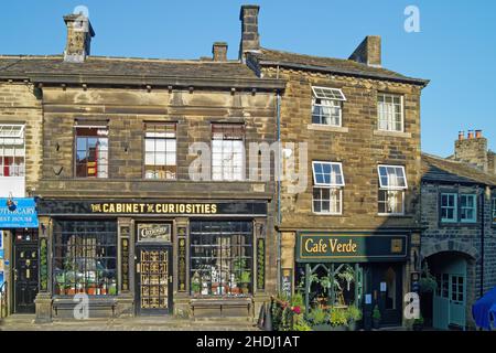 Großbritannien, West Yorkshire, Haworth, Main Street Shop und Cafe Stockfoto