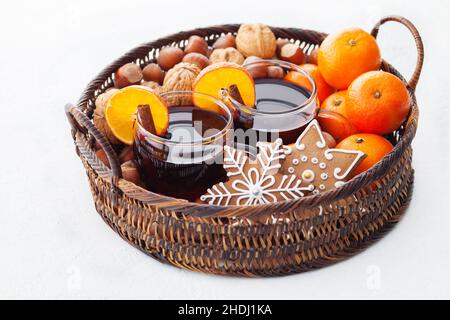 Nüsse, Tandarine, weihnachtsgebäck, weihnachtslocher, Nüsse, Mandarinen, weihnachtskekse, weihnachtskekse, weihnachtskekse, weihnachtstunchen Stockfoto