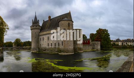 Sully-sur-Loire an einem bewölkten Herbsttag Stockfoto