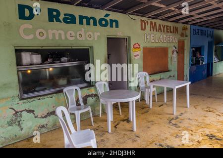 SABANA DE LA MAR, DOMINIKANISCHE REPUBLIK - 7. DEZEMBER 2018: Mehrere einfache Restaurants in Sabana de la Mar, Dominikanische Republik Stockfoto