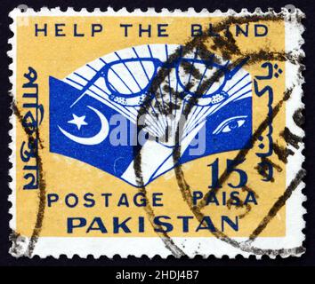 PAKISTAN - UM 1965: Eine in Pakistan gedruckte Marke zeigt Brillen und Buch, Aid for the Blind, um 1965 Stockfoto