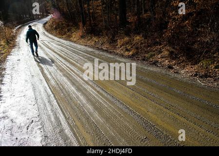 Ein einsamer älterer Mann geht auf einer ländlichen Schotterstraße in East Montpelier, VT, New England, USA. Stockfoto